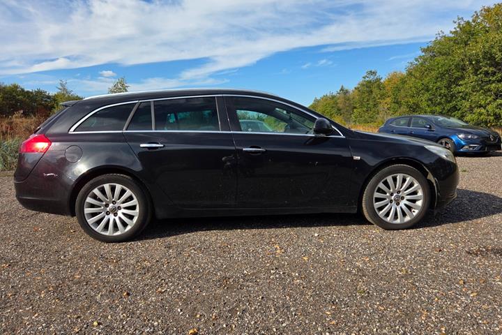 Sort Opel Insignia fra 2011