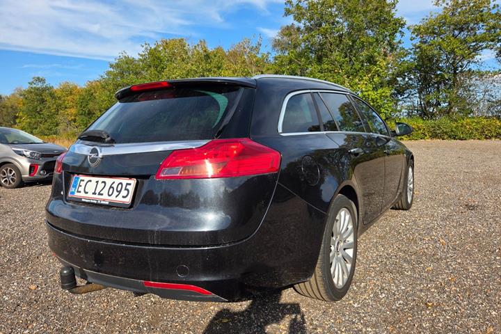 Sort Opel Insignia fra 2011