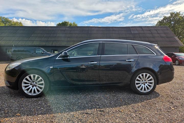 Sort Opel Insignia fra 2011