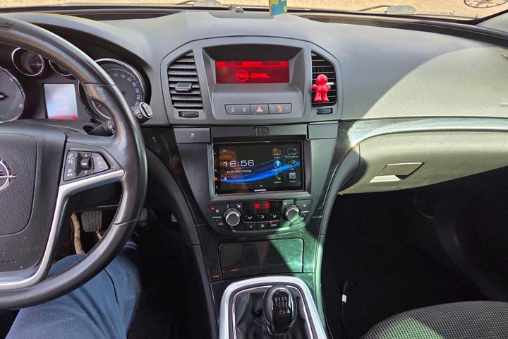 Sort Opel Insignia fra 2011