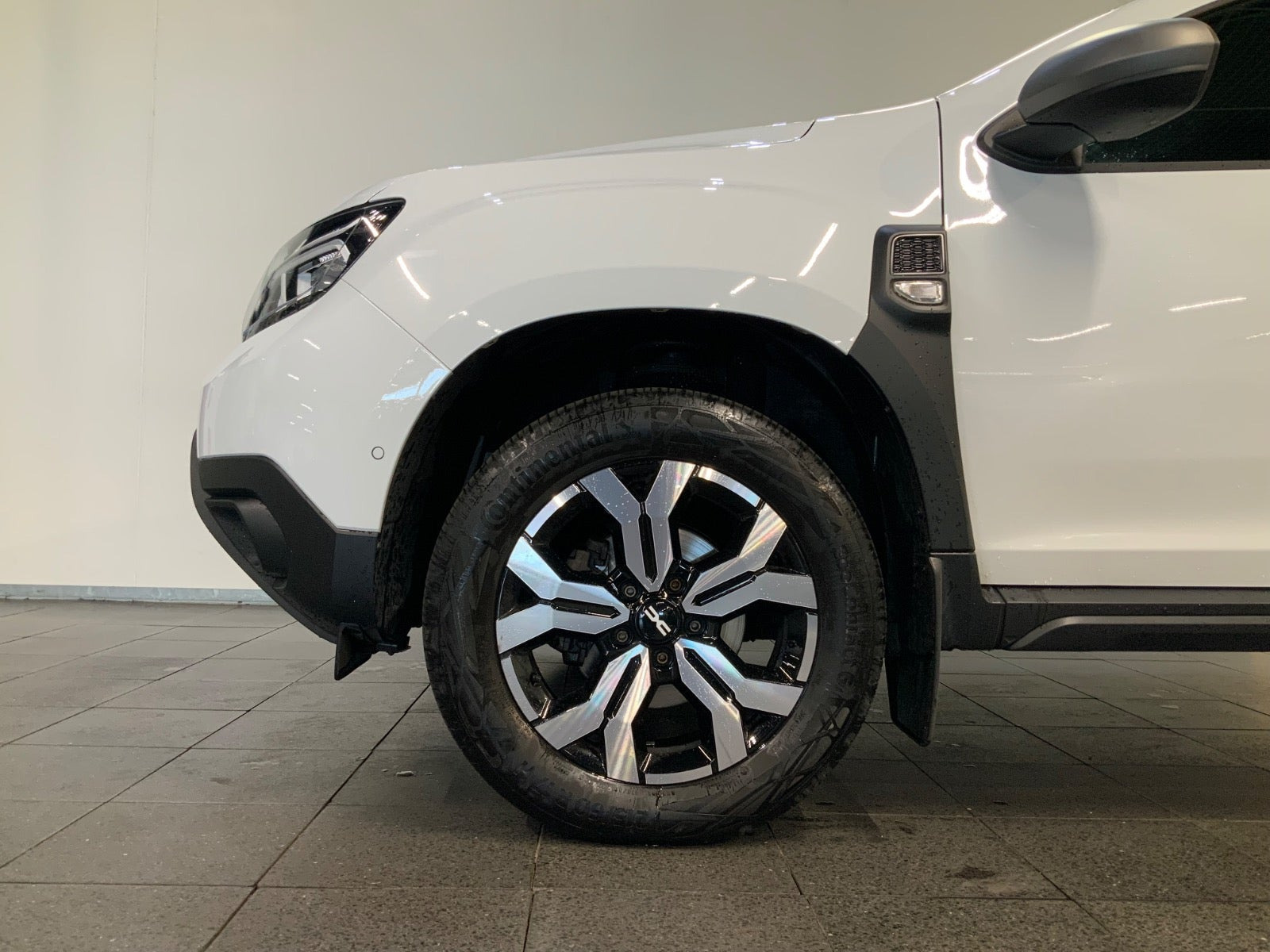 Hvid Dacia Duster fra 2023