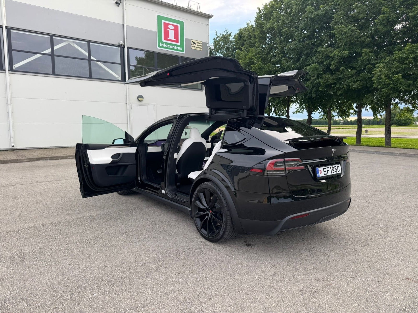 Sort Tesla Model X fra 2023