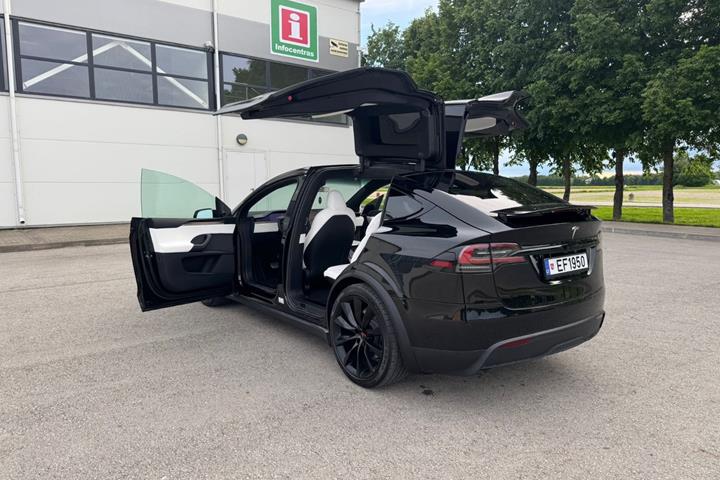 Sort Tesla Model X fra 2023
