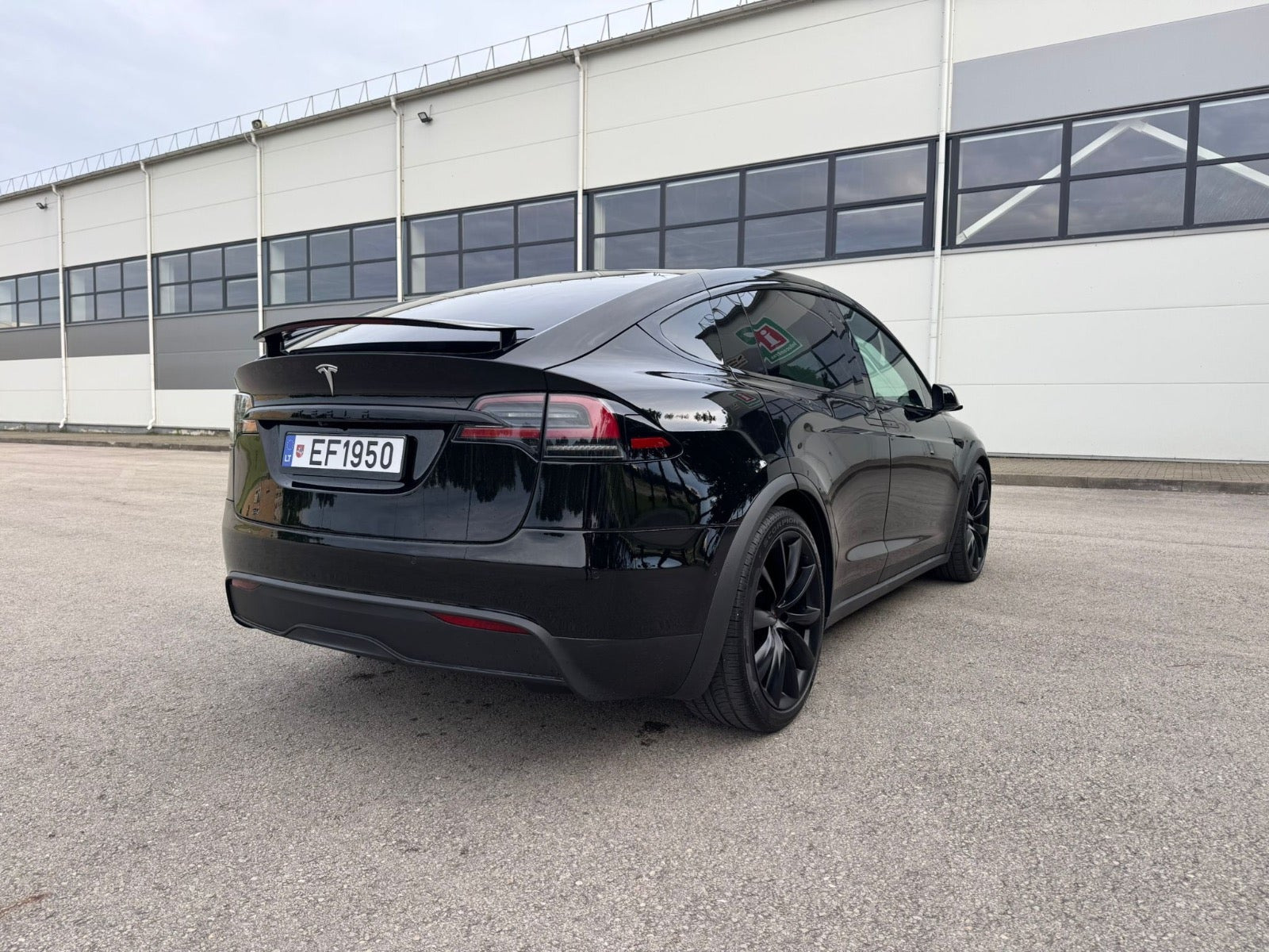 Sort Tesla Model X fra 2023