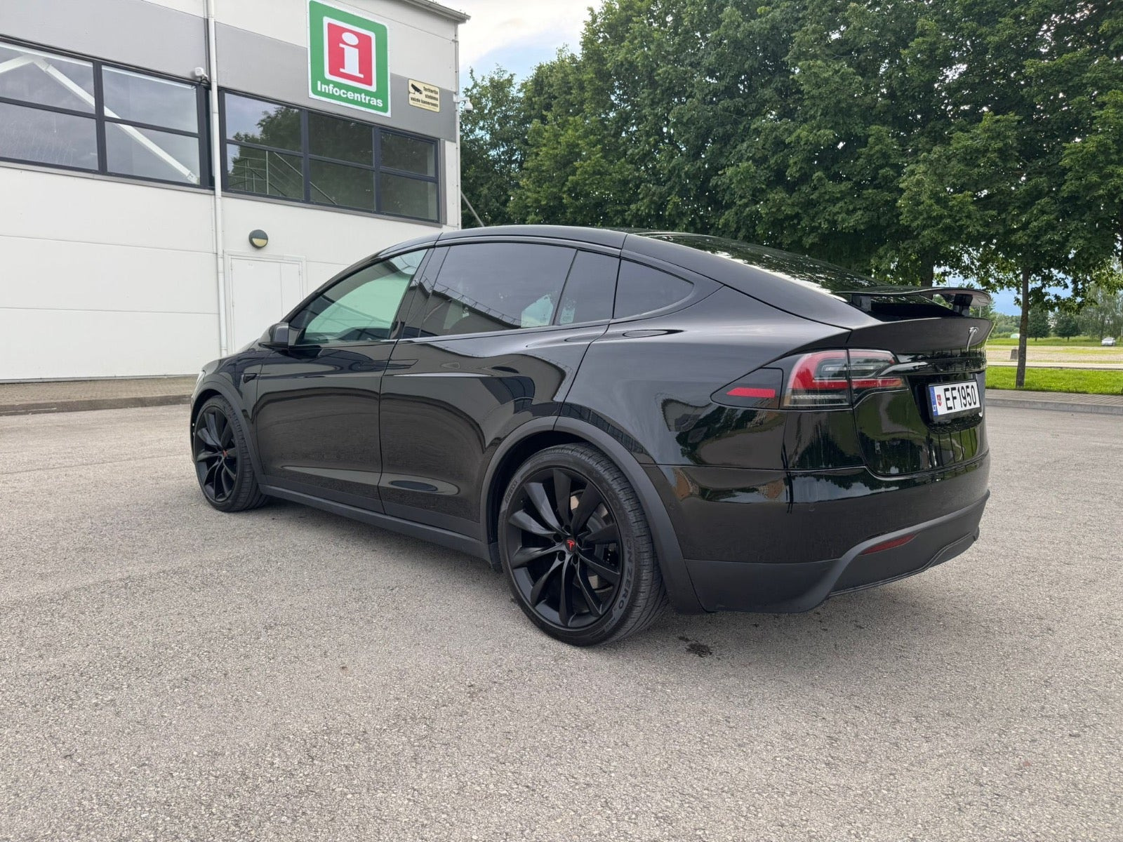 Sort Tesla Model X fra 2023