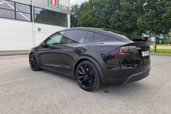Sort Tesla Model X fra 2023