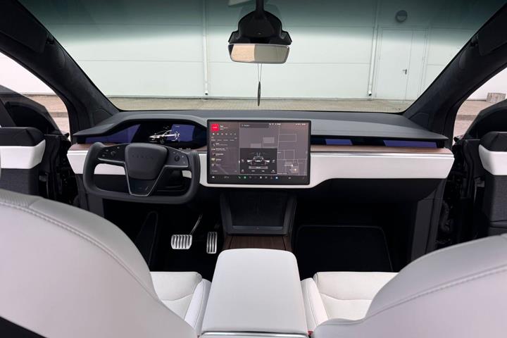 Sort Tesla Model X fra 2023