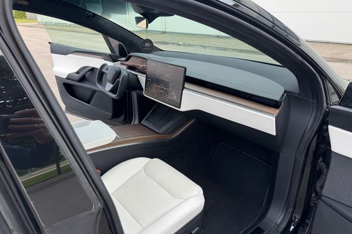 Sort Tesla Model X fra 2023