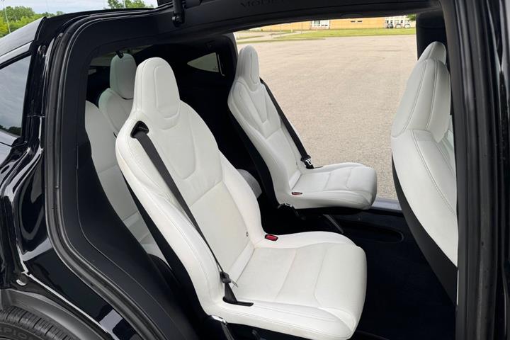 Sort Tesla Model X fra 2023