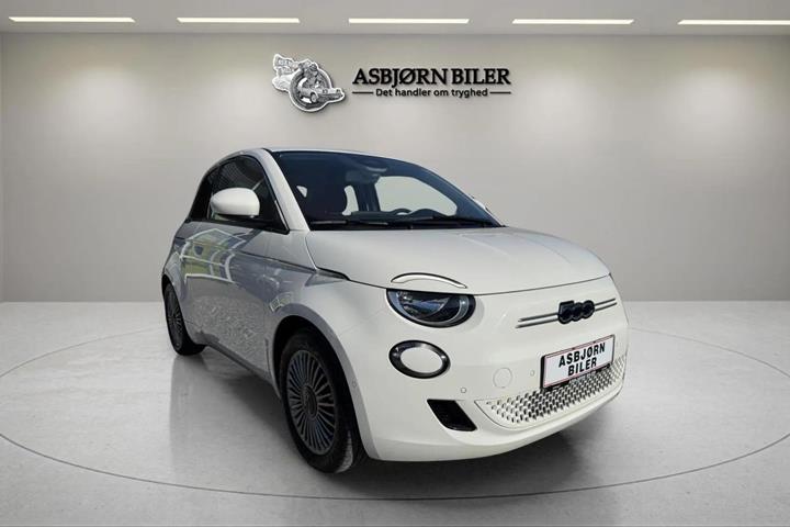 Hvid Fiat 500e fra 2023 set udefra
