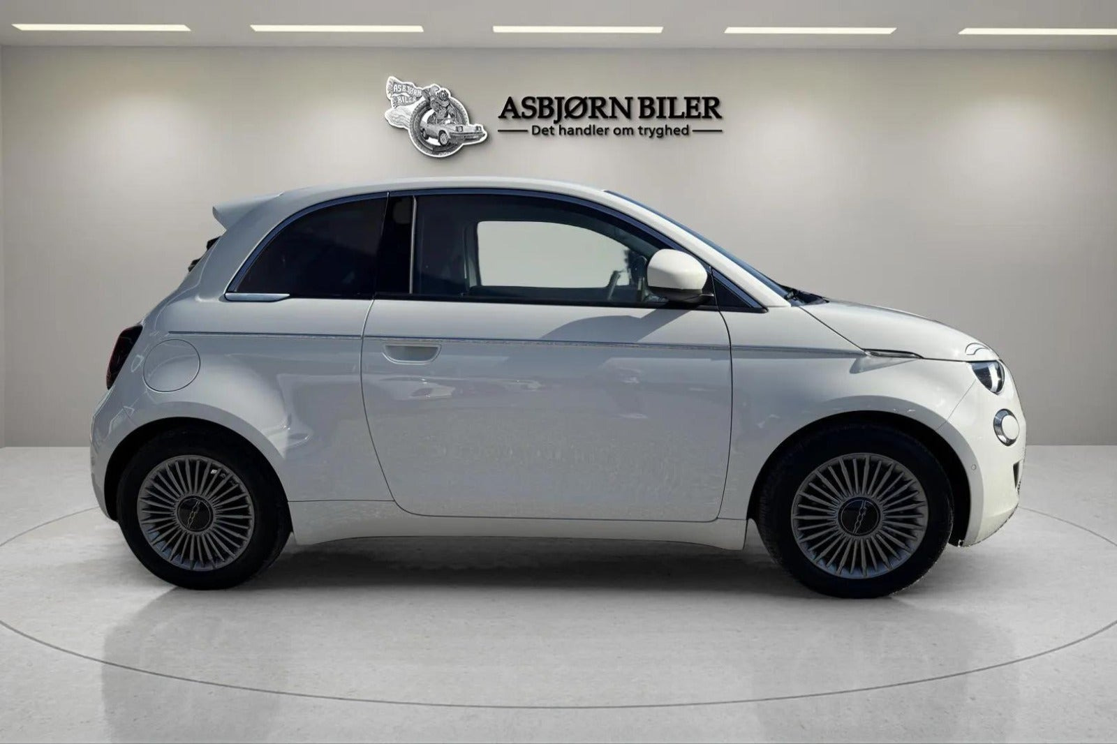 Hvid Fiat 500e fra 2023