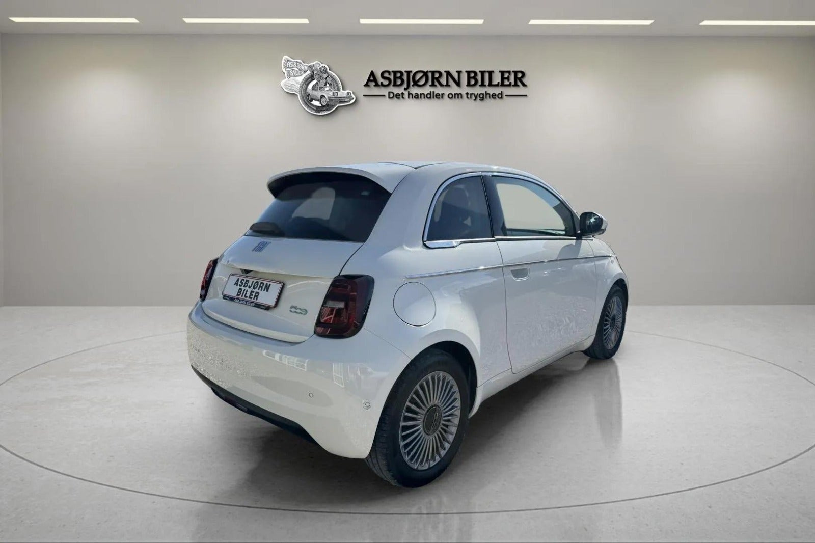 Hvid Fiat 500e fra 2023