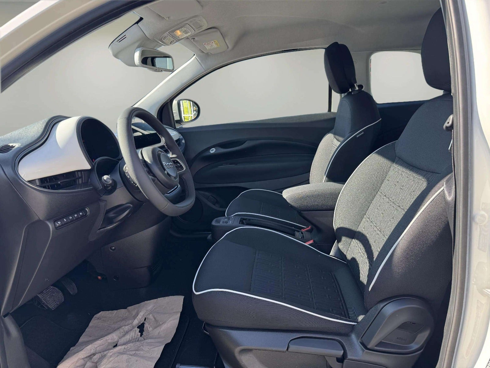 Hvid Fiat 500e fra 2023
