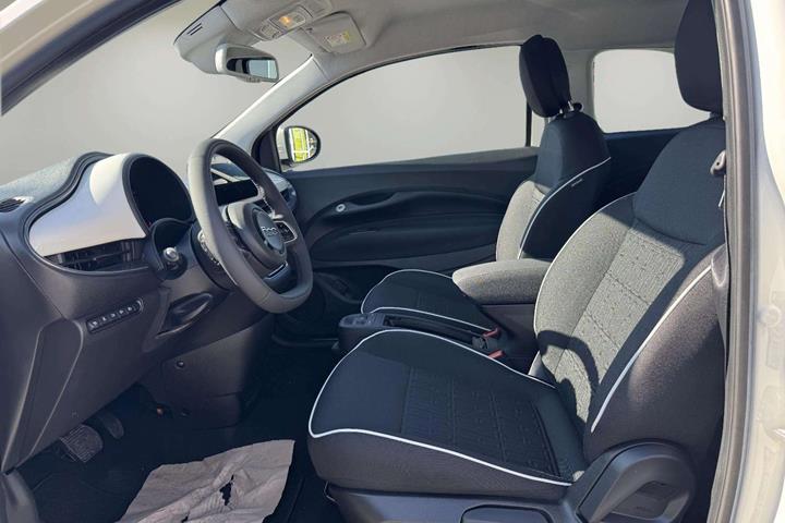 Hvid Fiat 500e fra 2023