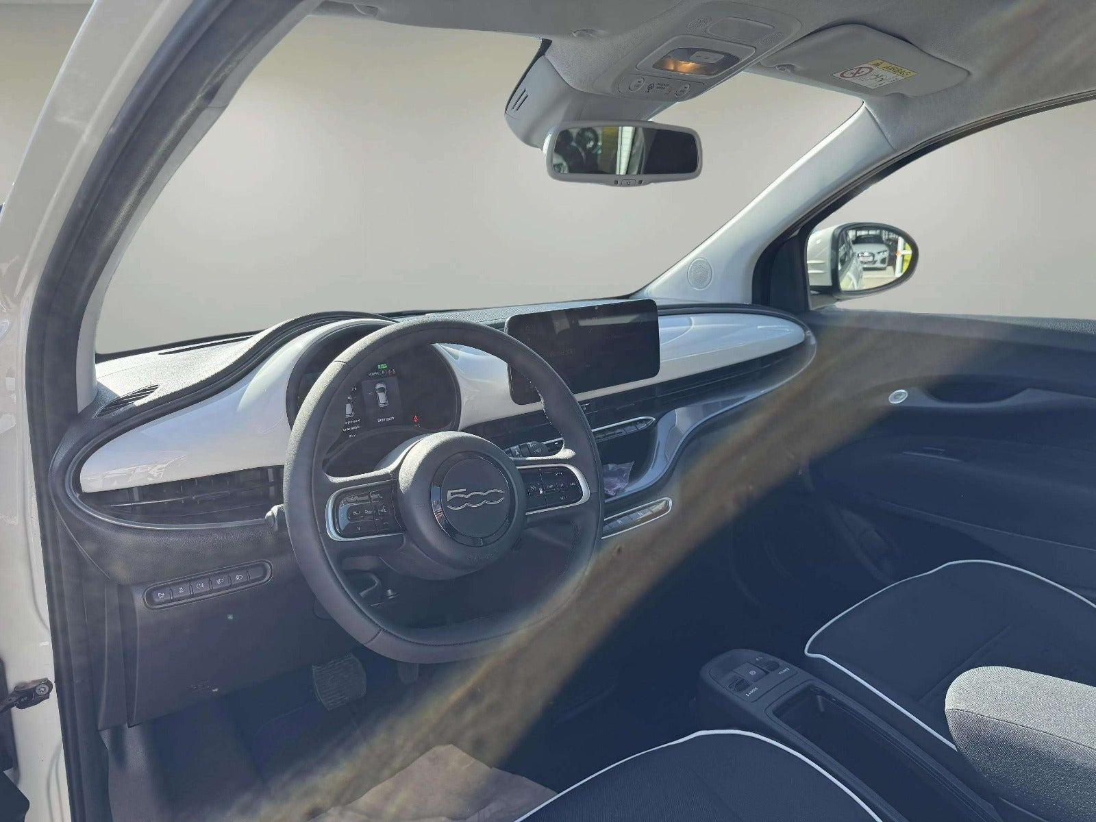 Hvid Fiat 500e fra 2023