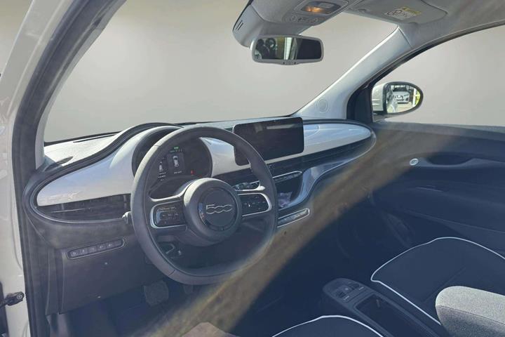 Hvid Fiat 500e fra 2023