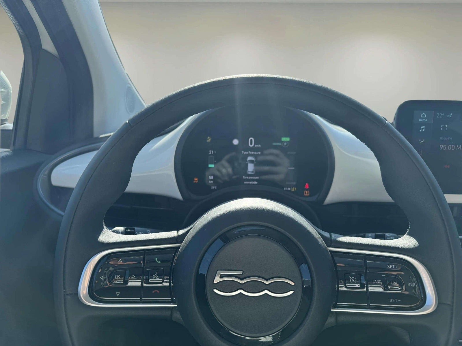 Hvid Fiat 500e fra 2023