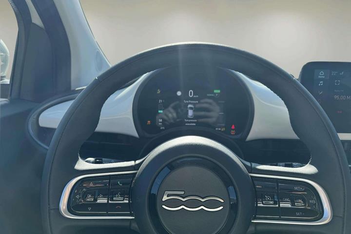 Hvid Fiat 500e fra 2023