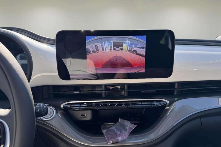 Hvid Fiat 500e fra 2023