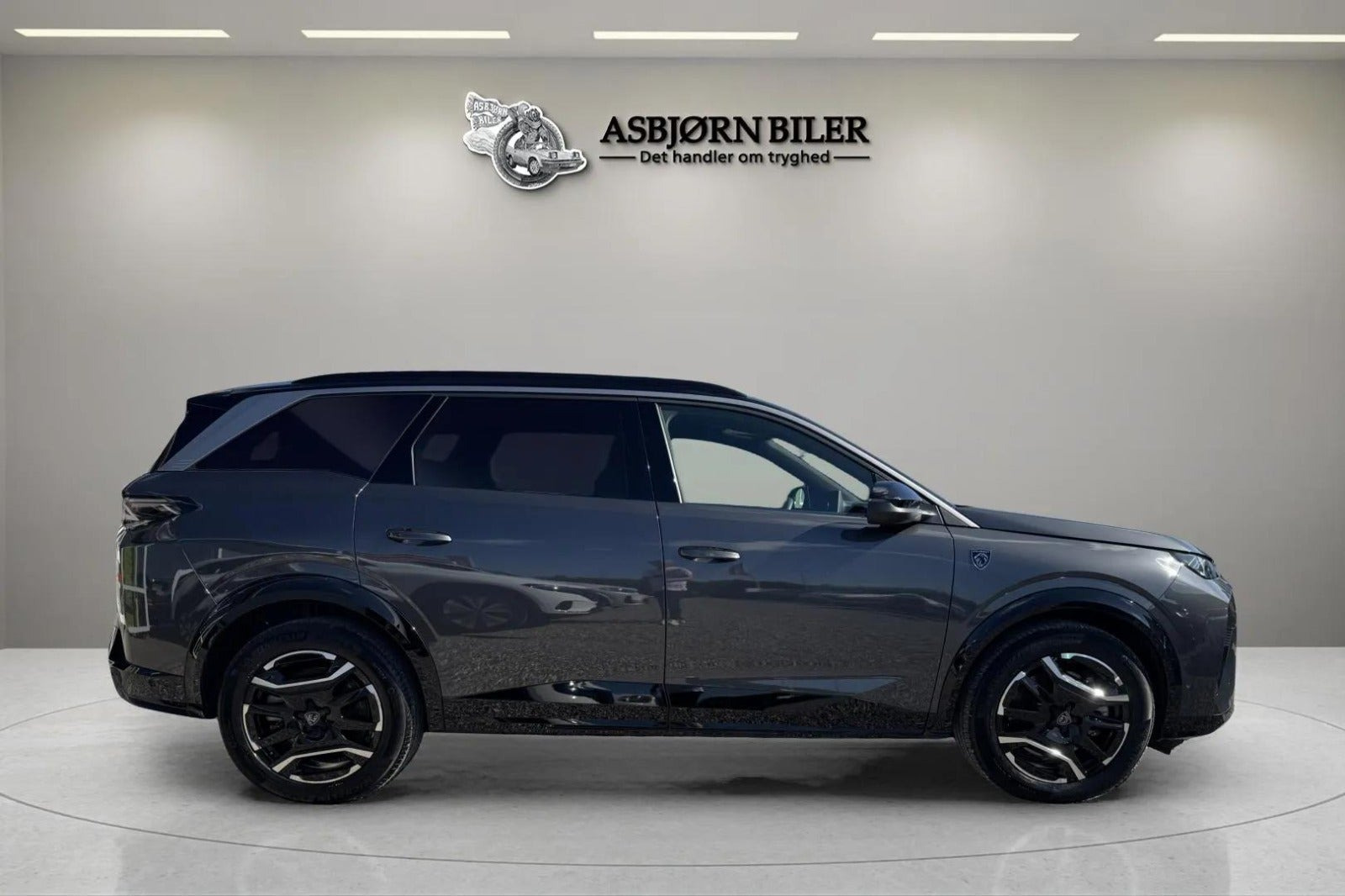 Grå Peugeot e-5008 fra 2025