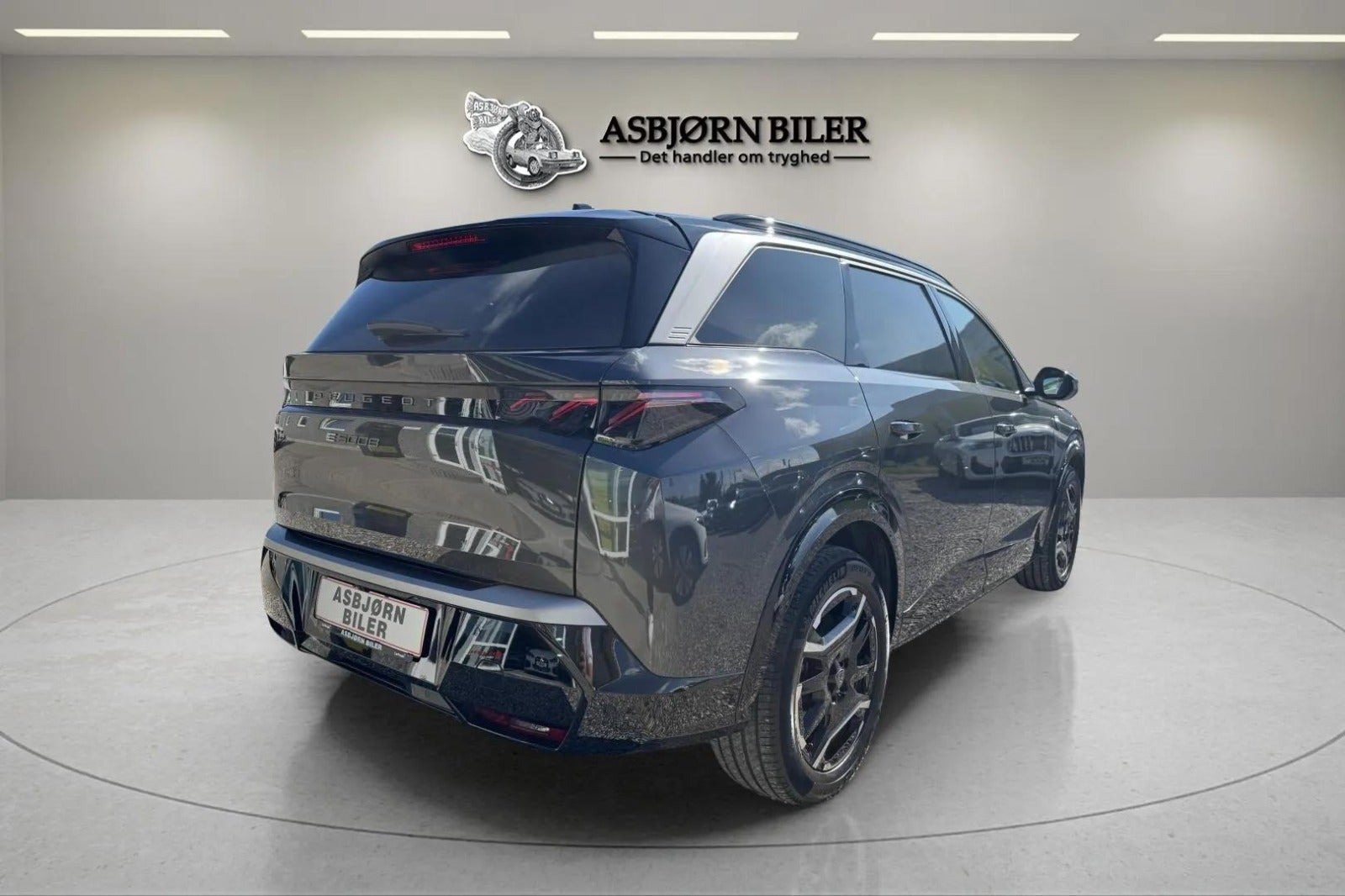Grå Peugeot e-5008 fra 2025