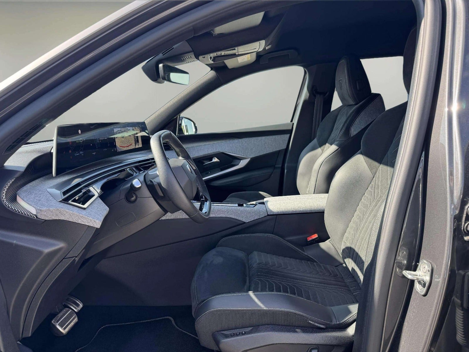 Grå Peugeot e-5008 fra 2025