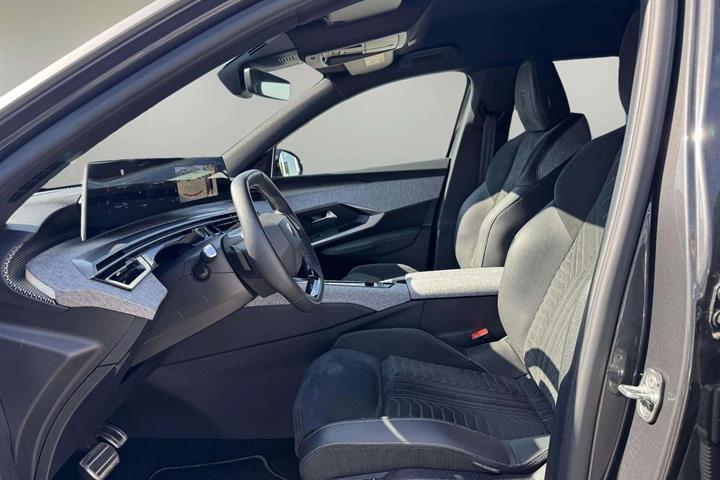 Grå Peugeot e-5008 fra 2025