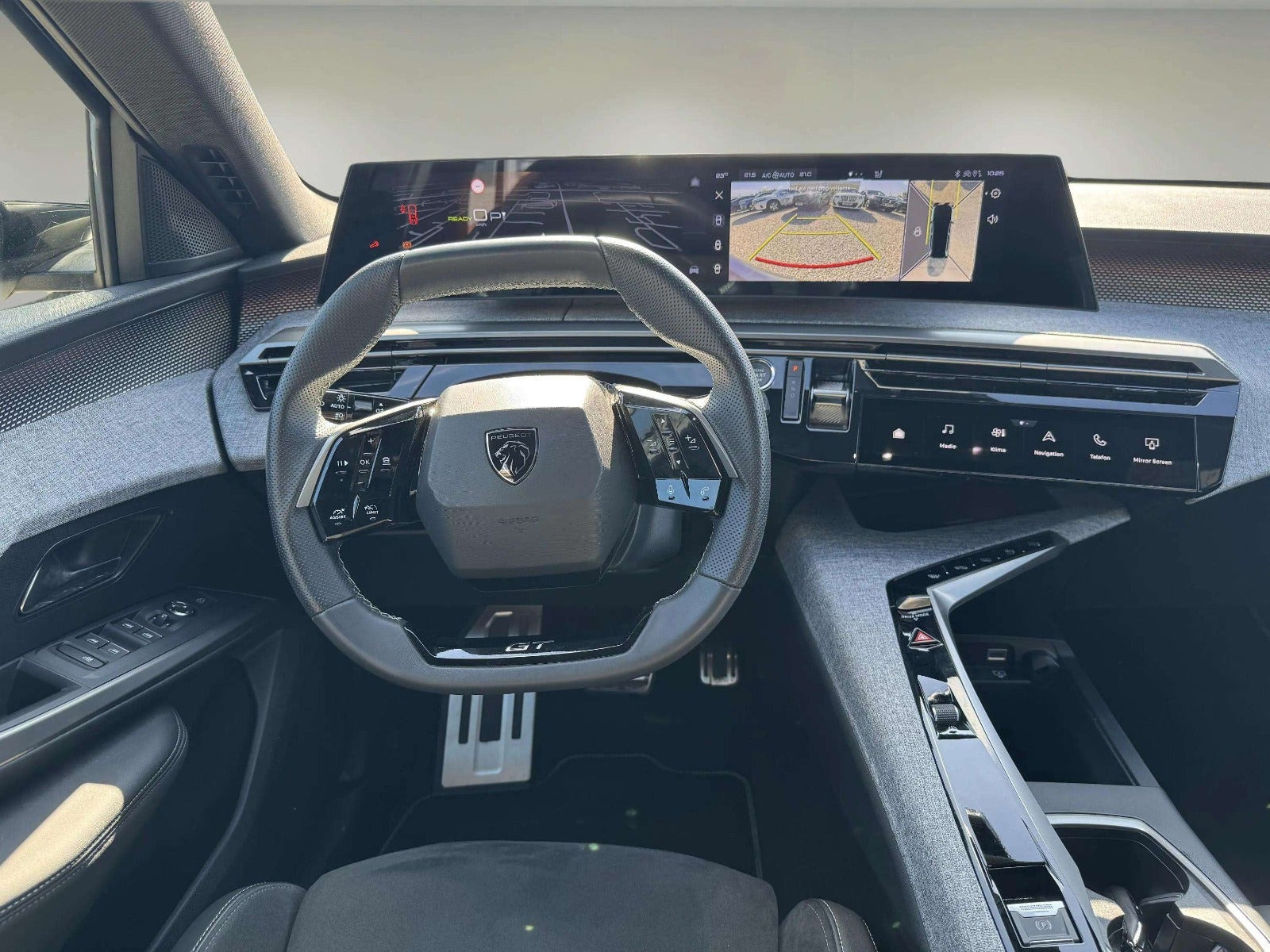 Grå Peugeot e-5008 fra 2025
