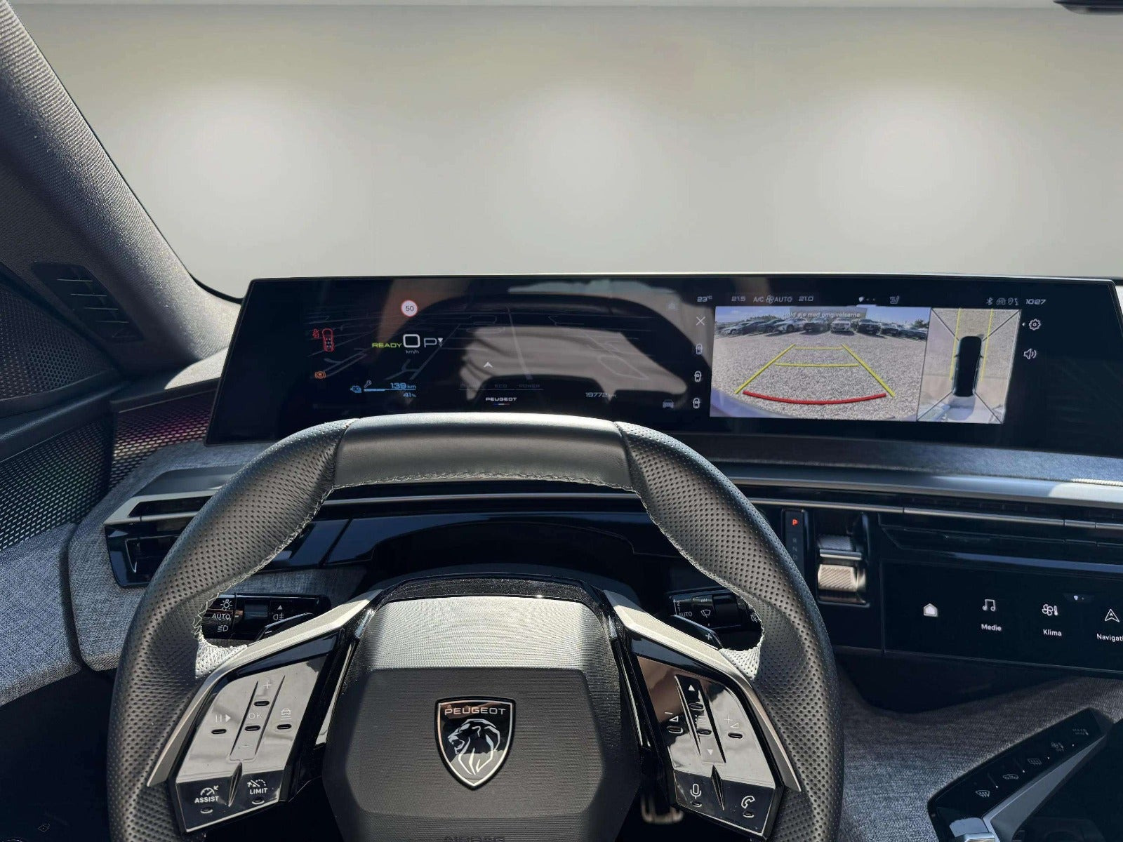Grå Peugeot e-5008 fra 2025