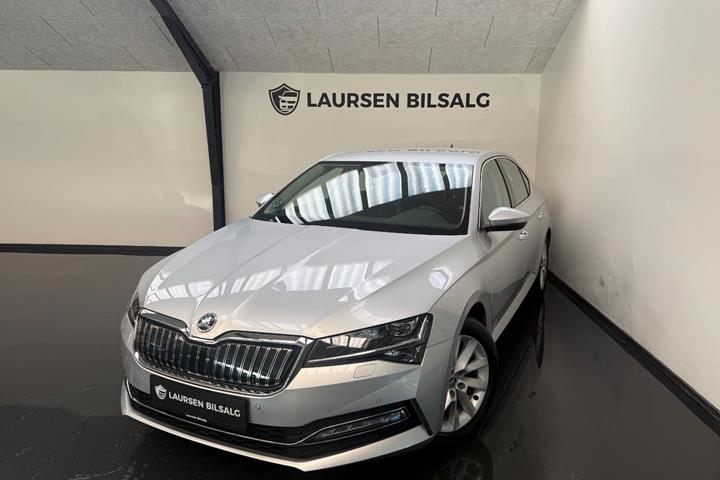 Sølv Skoda Superb fra 2020 set udefra