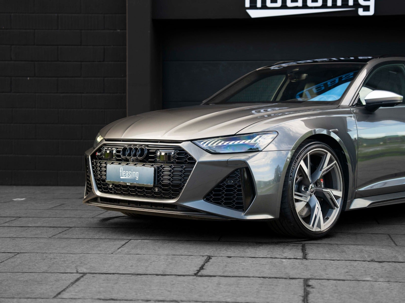 Grå Audi RS6 fra 2021