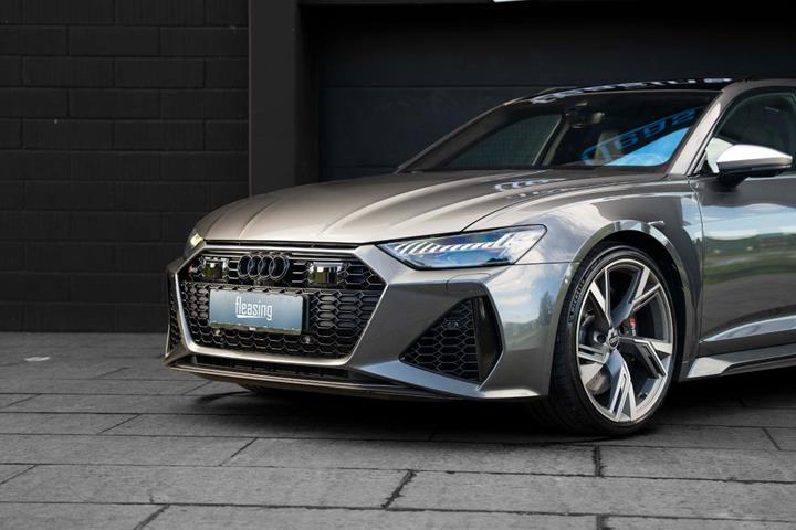 Grå Audi RS6 fra 2021