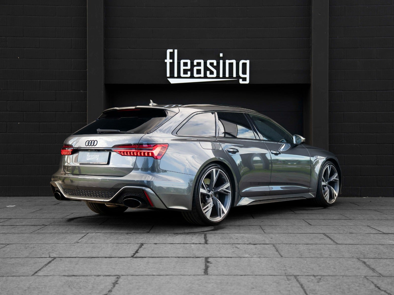 Grå Audi RS6 fra 2021