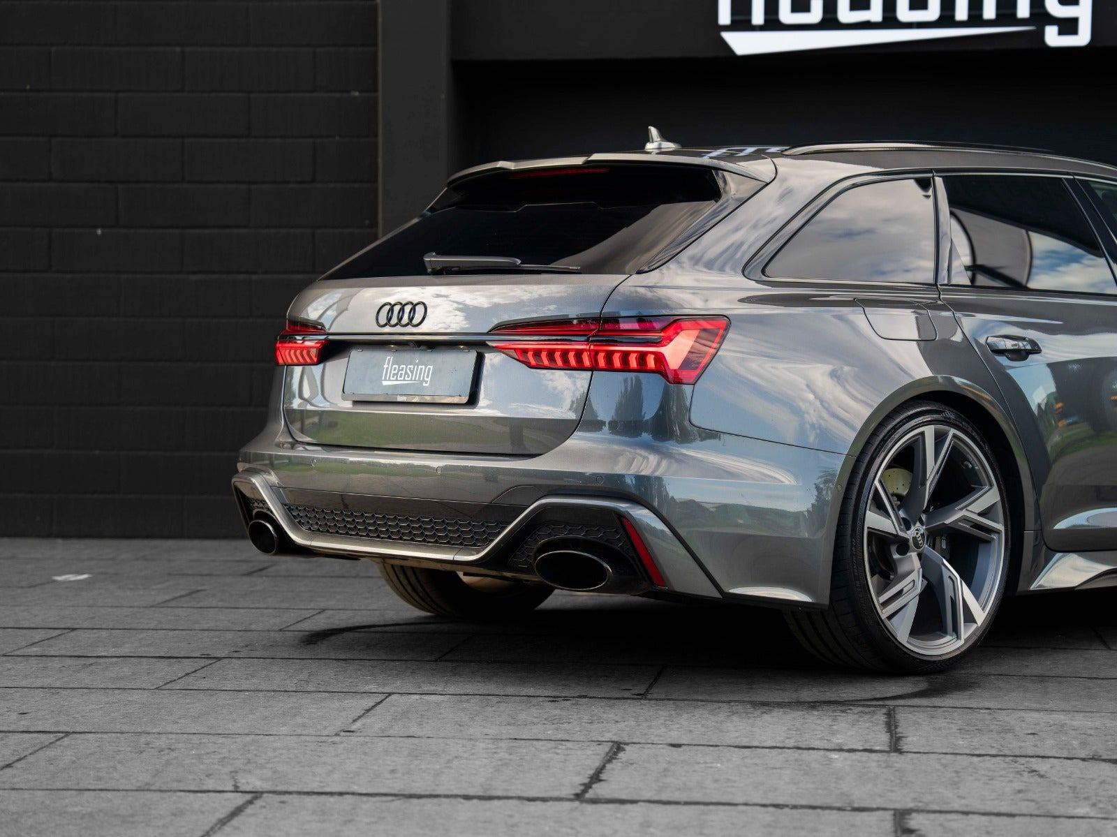 Grå Audi RS6 fra 2021