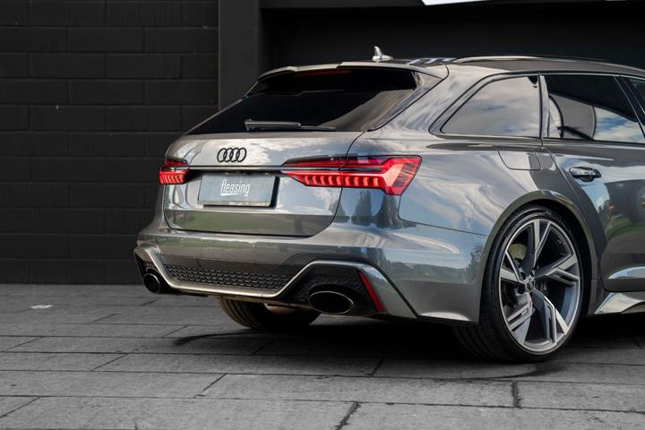 Grå Audi RS6 fra 2021