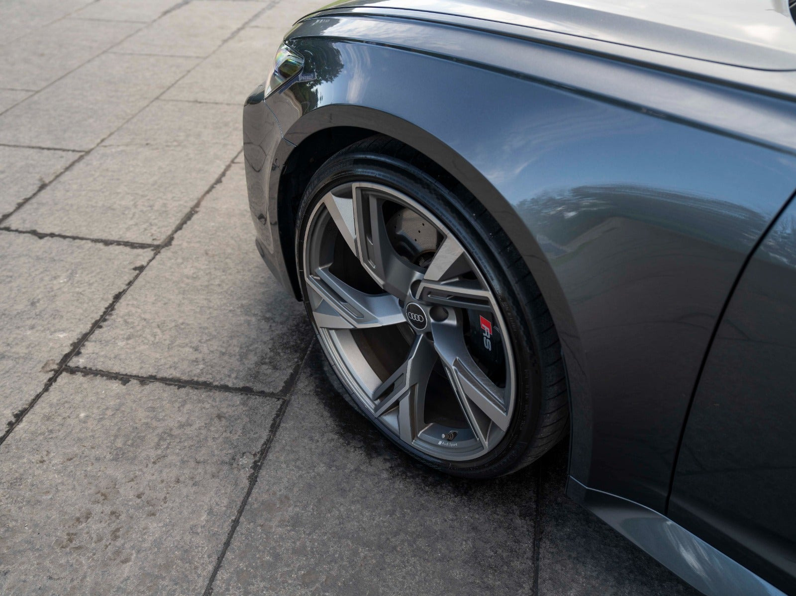Grå Audi RS6 fra 2021