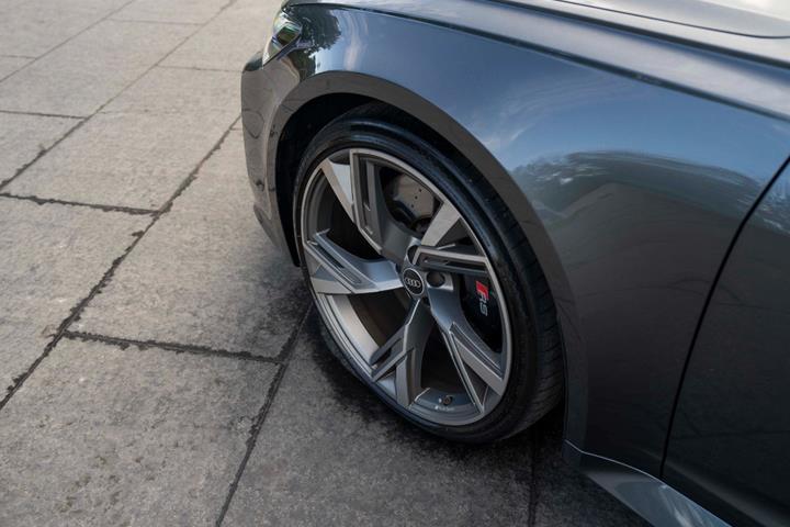 Grå Audi RS6 fra 2021