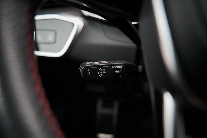 Grå Audi RS6 fra 2021