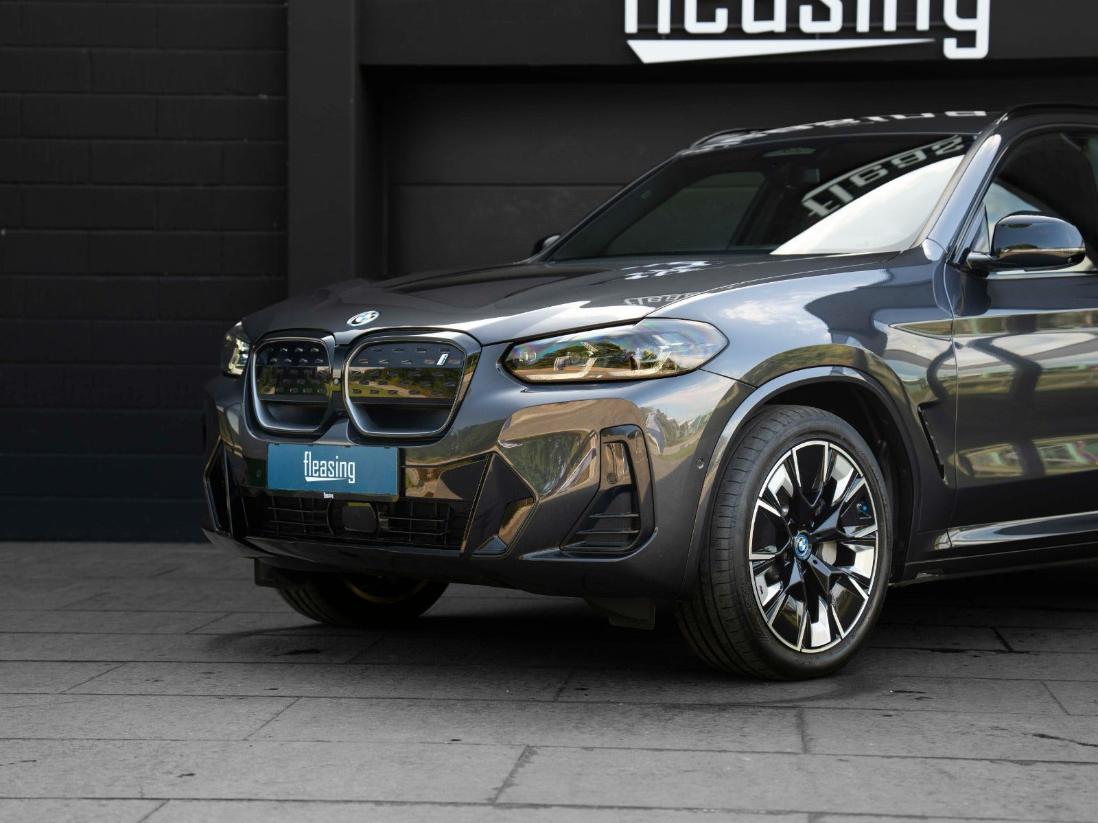 Grå BMW iX3 fra 2022