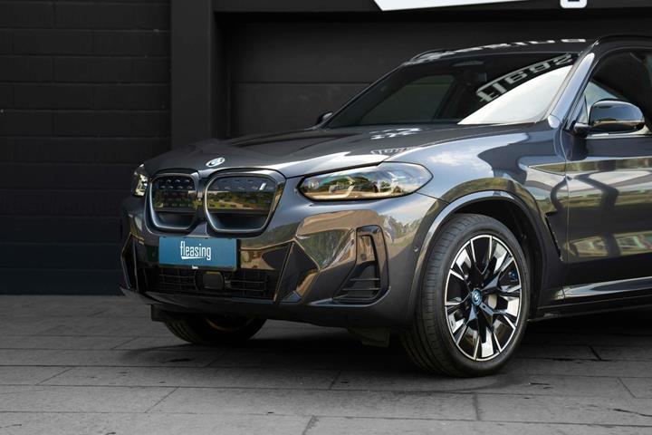 Grå BMW iX3 fra 2022