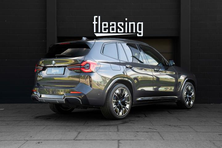 Grå BMW iX3 fra 2022