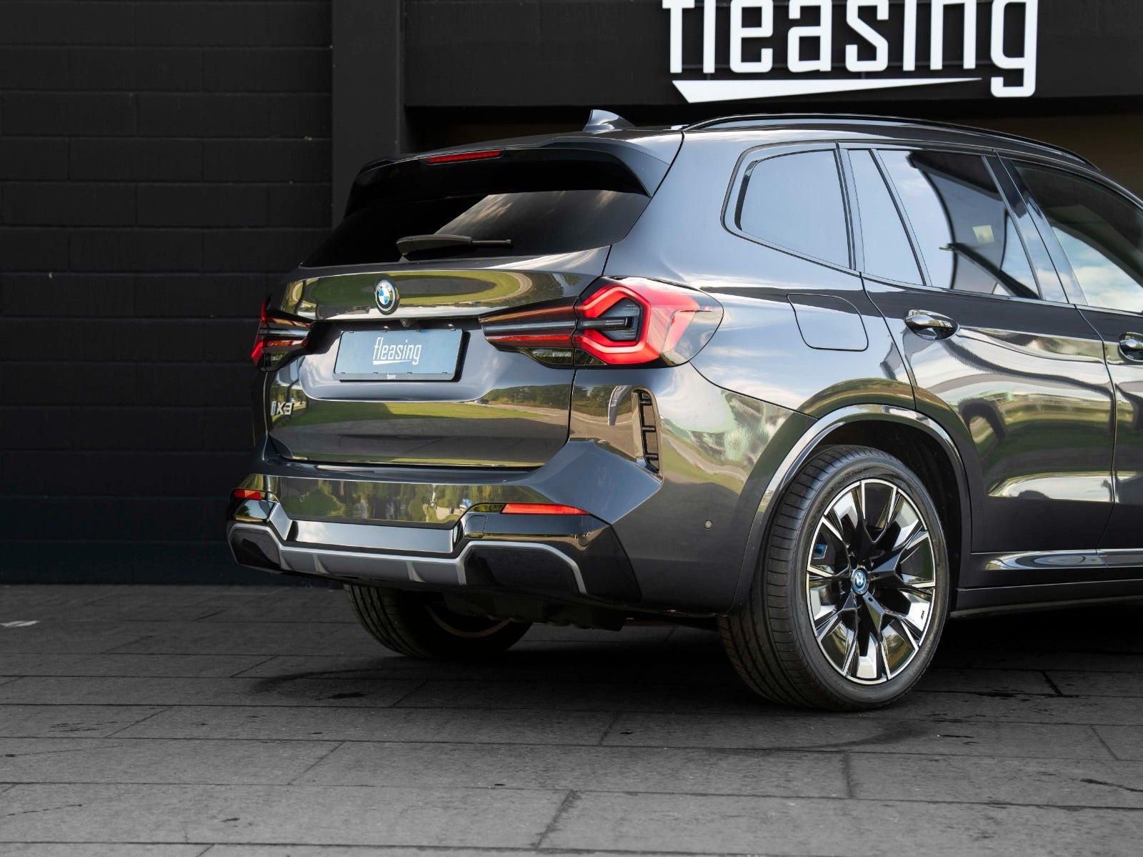 Grå BMW iX3 fra 2022