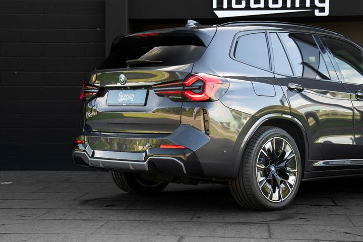 Grå BMW iX3 fra 2022