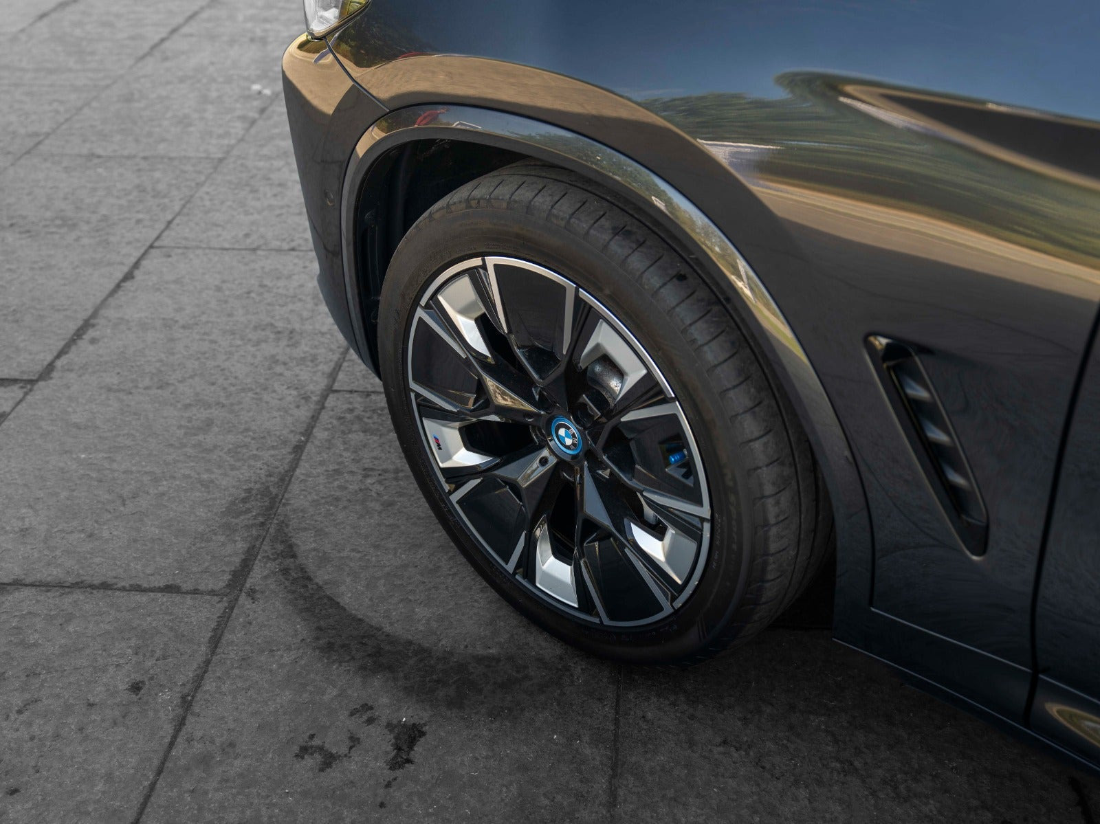 Grå BMW iX3 fra 2022