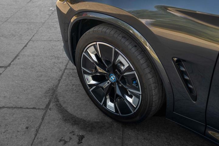 Grå BMW iX3 fra 2022