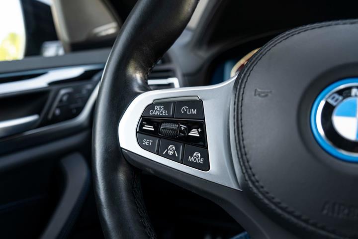 Grå BMW iX3 fra 2022