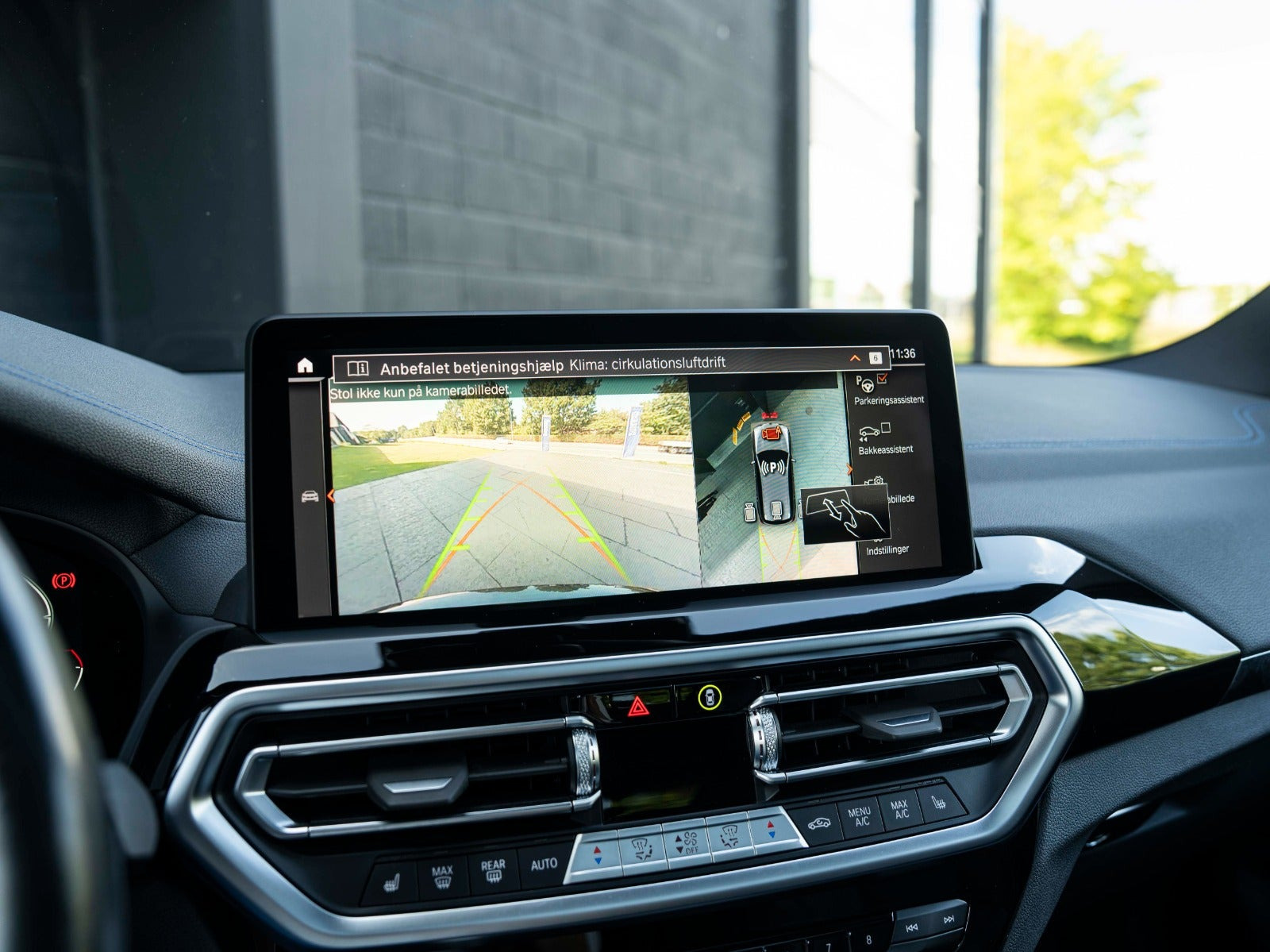 Grå BMW iX3 fra 2022