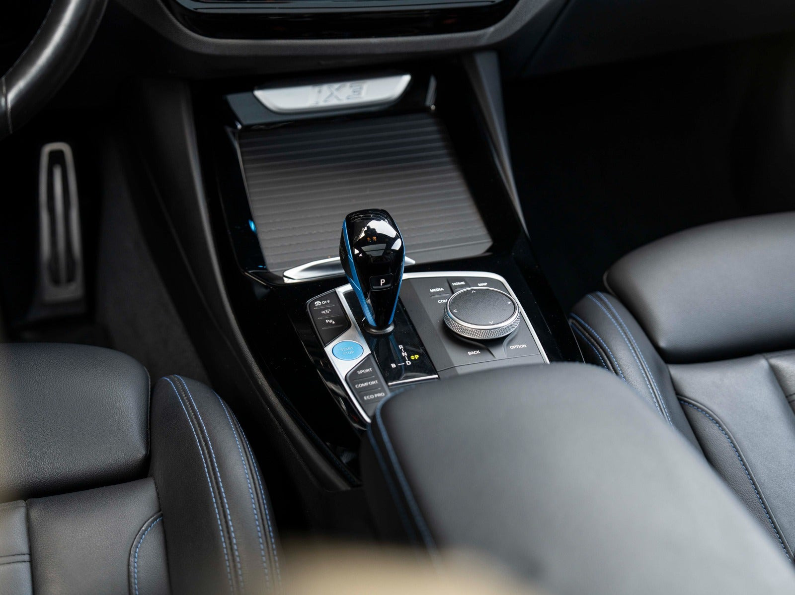 Grå BMW iX3 fra 2022