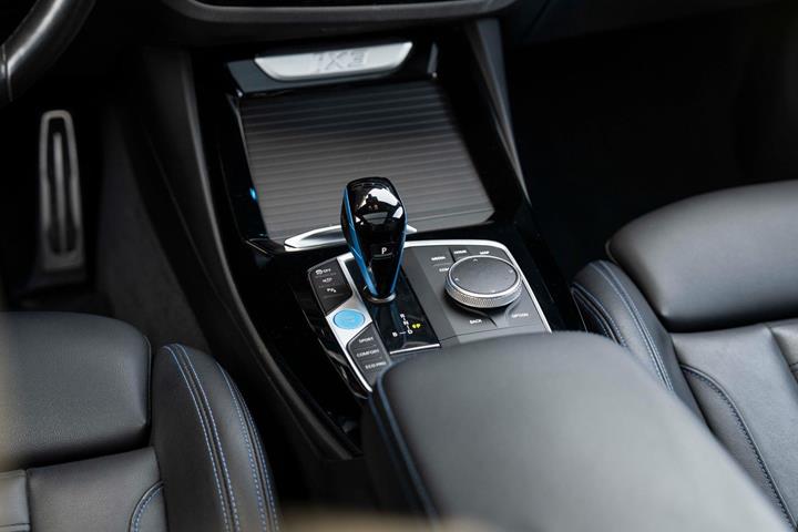 Grå BMW iX3 fra 2022