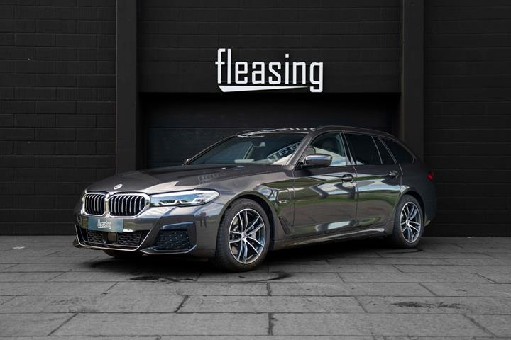 Grå BMW 530e fra 2022